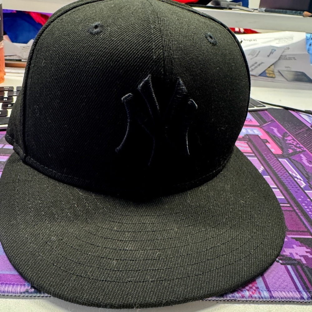 New York Yankees Fitted Cap - Size 7 - All Black